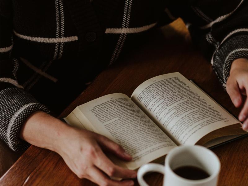 Kaffe + bog= Gylden lykke