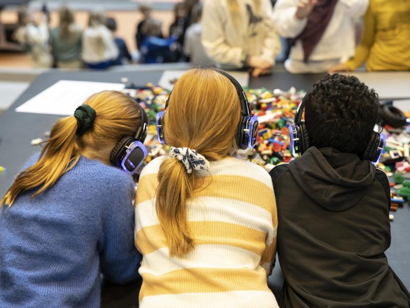 Børn kigger på lego.