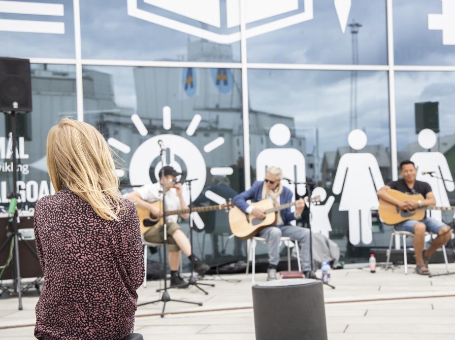 Folk der spiller på guitarer.